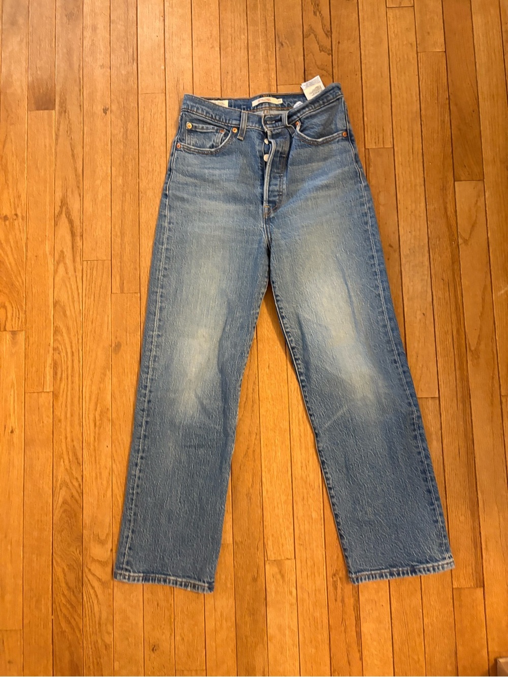 Levi’s Ribcage Straight medium wash jeans